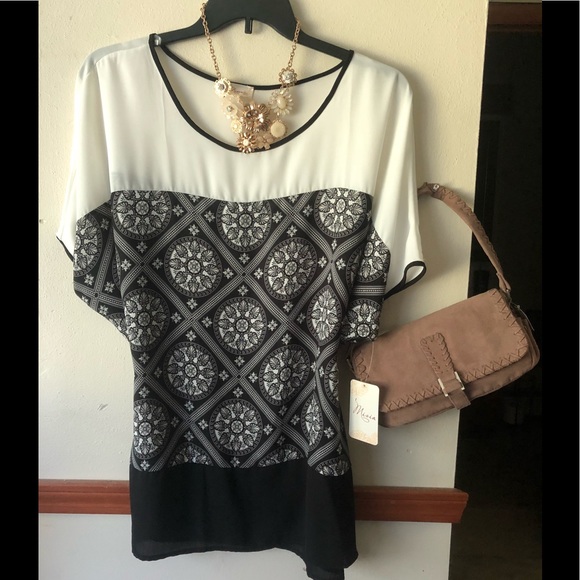 Tops - NWT GORGEOUS PLUS SIZE 3X BLACK AND WHITE TOP!